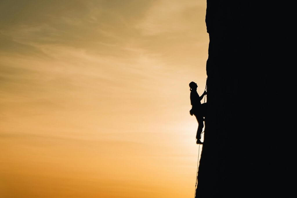 Alpiniste à contre jour